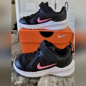 Toddler Girls Nike Tennis Shoe Size 6